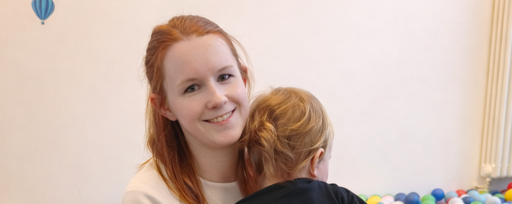 Mutter eines unter Neurodermitis leidenden Kindes erzählt, wie sie dank KAMI skincare ohne Kortison auskommen.