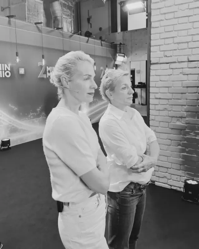 🎬 Backstage bei „2 Minuten 2 Millionen“
Wusstest du, dass unsere Gründer:innen über 50 Mal gepitcht haben, um sich vorzubereiten? 😅💪
Wir nehmen dich mit hinter die Kulissen – und zeigen, wie viel Herzblut in KAMI steckt.
🧖‍♀️ Weil echte Neurodermitis-Pflege echte Geschichten verdient.
📺 Nicht verpassen: MORGEN 29.4. um 20:15 auf PULS 4 und JOYN
💥 Und unser limitiertes „2M2M Starterpaket“ geht dann online!

„2 Minuten 2 Millionen – Die PULS 4 Start-Up-Show“ immer dienstags um 20:15 Uhr auf JOYN & PULS 4 

#KamiBehindTheScenes #2M2M #StartupVibes #skincarejourney #kamihilft 
#neurodermitis #madeinasutria 
@joyn.at 
@2min2mio 
@puls4 
@kerstinschallaboeck19